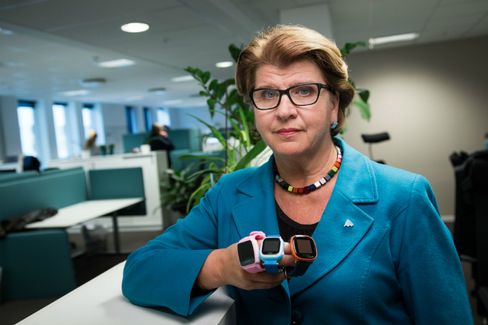 Direktør Randi Flesland i Forbrukerrådet avventer uavhengige rapporter som kan si at klokkene er trygge før en eventuell friskmelding av produktene.