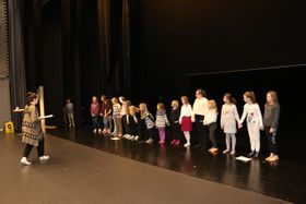 SYNG SONGEN: Borna syng kor, «Lytt til hjarta ditt», ein song regissør Ellen Harrison har henta frå Pocahontas-filmen. Jotnen Mime, voktaren av kunnskapens brønn, syng solo, og kjem inn på scena frå sida her.