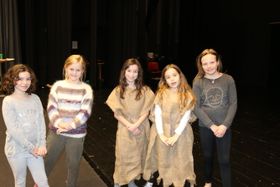 LIKAR TEATER: Rolleinnehavarane som snakka med Porten.no. F.v Leona Undi Idmane, Alise Maaren Fedle, Maina Undi Idmane, Sara Øy Laberg, og Malene Isabell Lundeberg.