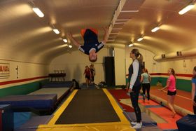 LITT LÅGT UNDER TAKET: Det er litt lite takhøgde for sopass gode gymnastar, seier Molland. For ei tid sidan var det ein som kom oppi taket med foten lite grann i ein salto.