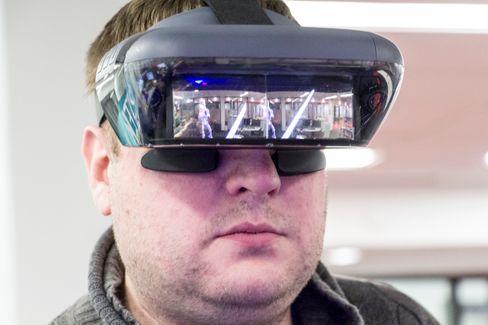 Siden dette er en AR-brille og ikke en tradisjonell VR-maske, kan man se gjennom speilene på innsiden, og man kan til en viss grad se det som foregår inni fra utsiden.