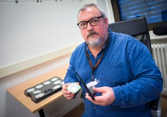 Redaktør og daglig leder Paul Jostein Aune i Trondheim24 viser frem beaconteknologien.
