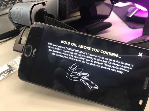 Android-telefoner må først kobles til masken med en av knøttekablene, før man kan avfeie alle advarsler eller spørsmål som kommer opp. iPhoner kobles rett til masken uten videre prosess.