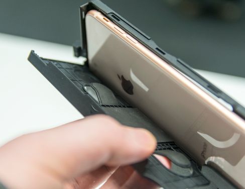 Plus-modellen av iPhone er den største telefonen som passer i masken. Andre store telefoner har en tendens til å bli for lange eller for brede.