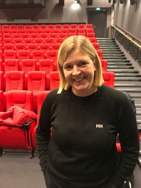 GLEDAR SEG PÅ DIRIGENTEN SINE VEGNE: Kristin Horge og dei andre medlemene i Årdalstangen Musikklag tykte det var kjekt å få gratulera Ben Hirons med sigeren i Newcastle då dei møtte han på Årdalstangen tysdag.