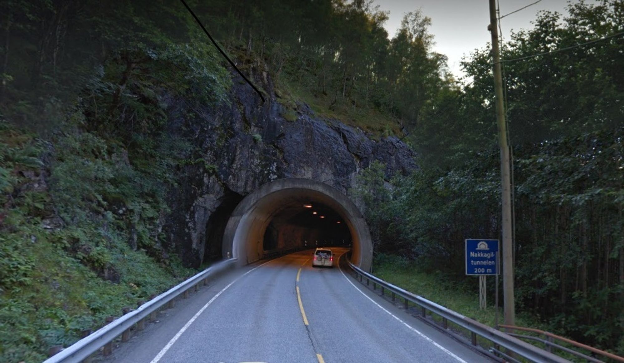 Den 209 meter lange Nakkagjelstunnelen er  på Europavei 16 i Voss kommune i Hordaland.