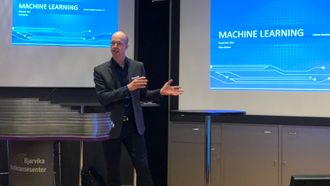 Stian Barkbu la frem sine erfaringer så langt med maskinlæring på et frokostseminar i Bjørvika, i regi av Inmeta.