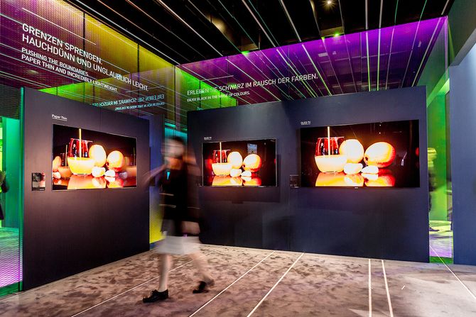 Grundig viste tapet-TV og oled på IFA. Foto: Grundig