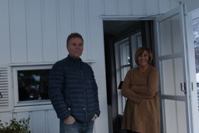 TIL SUMAREN FÅR DEI MEIR SOL: No ser Norvald og Gunn Fedje ser fram til å få meir sol inn til balkongen sin til sumaren. Her ser dei at krana nærmar seg treet.