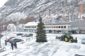 SKAPAR JULESTEMNING: Etter å ha stått i ein hage i Utladalen i all slags vêr og vind i 35 år, skal denne edelgrana no ende sine dagar i samvær med nissen og alle andre som kjemt til torget i Øvre Årdal i advents- og romjolstid.