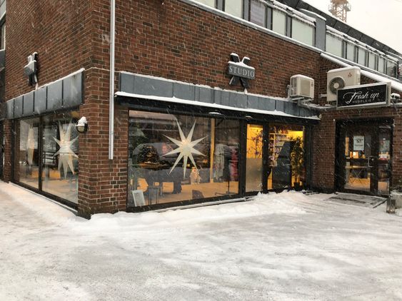 KALDT UTE, VARMT INNE: Selv om det snør i dag, blir det lunt og koselig inne hos X-Hårstudio og Fresh Up Hudpleie!