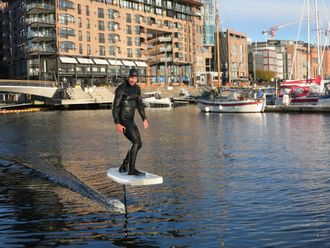 Nikolai Hiorth svever over vannet ved Aker Brygge.