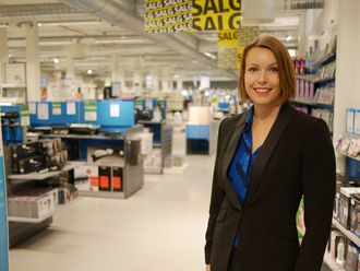 Kommunikasjonssjef Marte Ottemo sier kjøkkenprodukter er kategorien som hopper flest plasser opp på julegavelisten vår, mens nettbrett faller kraftig. (Foto: Stian Sønsteng)