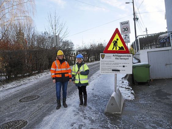 FORNØYDE: Virksomhetsleder for UTE i Oppegård kommune, Heidi Tomten og prosjektleder Najoua Soual er fornøyde med fremdriften i Bekkeliveien og i Utsiktsveien på Sofiemyr, hvor det graves mye i bakken for nye VA-løsninger, bredbånd og nedleggelse av luftkabler for tiden. Arbeidene er forventet ferdige før sommeren 2018.