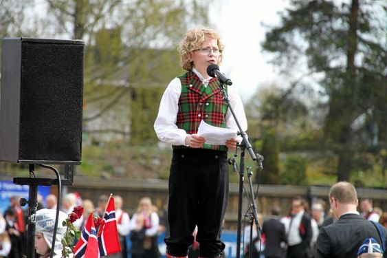 HUSKER DU?: Her ser du Simen Bondevik som 17. mai-taler på Sofiemyr stadion i 2014! Mange så allerede da den fremtidige politikeren i ham.