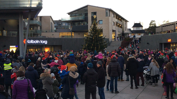 I FJOR: Slik så det ut under julegrantenningen i fjor! Det blir garantert like stemningsfullt i år også!