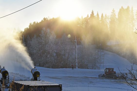 SKI-DILLA: Selv om løypen ikke var klar, var det en som ikke klarte å vente, og måtte ta seg en tur! – Det er egentlig ikke greit, men jeg kan jo ikke kaste ham bort, sier Martinsen, og lar vedkommende kose seg i skisporet.