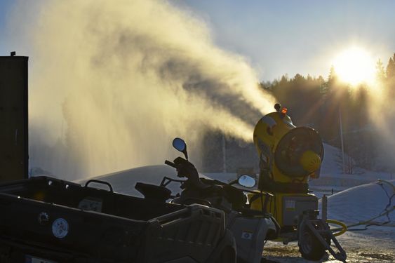 HELT KANON: Tirsdag 21. var det full fres i kanonene! Onsdag til torsdag var det skikkelig mildvær, men det blir kaldt igjen til helgen, og da satser Martinsen på at rundløypen er åpen.