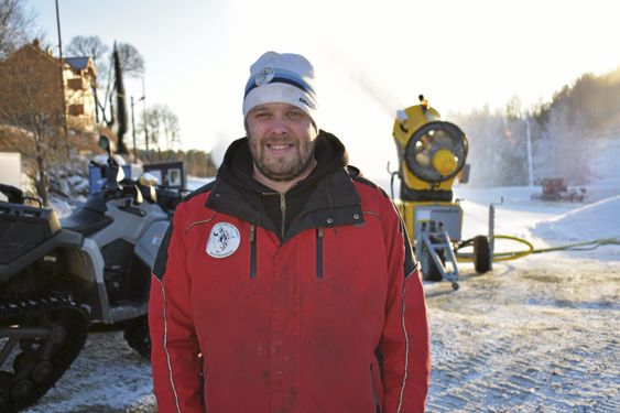 VENTER TIL VÅREN: På grunn av tæla graver han ikke ned vannrørene før til våren. Denne vinteren blir det kabler og ledninger når snøkanonene trengs langs lysløypen. Bilde tatt 21. november 2017, da var snøkanonene i full gang i den lille rundløypen på 400 meter.