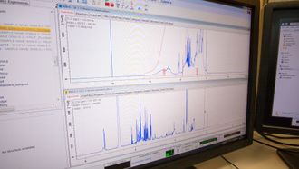 NMR-instrumentene lager spektre som viser konsentrasjonen av ulike molekyler. Disse dataene analyseres videre i programvare utviklet ved Universitetet i Bergen.