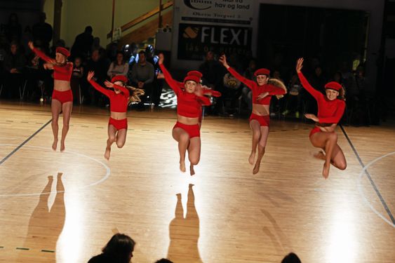 THE RED ARMY: Follo Dansestudios nye team, som hadde premiere under høstavslutningen. Foto: Klaus Eriksen