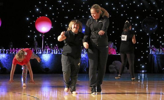 LATTER OG SMIL: Yasmine Mong Roland og trener Kristine storkoste seg sammen på dansegulvet under finalen.