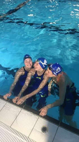 SVØMMETRIO: Rebecca Vinck Johansen, Erikka Næss Kjølholdt og Kristine Meinert Rød koste seg i vannet under NM i helgen i Kristiansand.