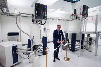 UiB-rektor Dag Rune Olsen klipper snoren under en åpningsseremoni for det nyeste NMR-utstyret ved NNP-plattformen denne uken.