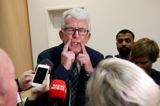 Avokat Dag Steinfeld uttaler seg til pressen etter en pressekonferanse med SSB-sjef Christine Meyer 10. november.