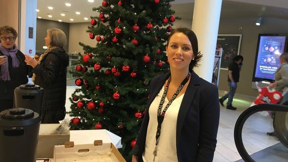 TIDLIG OPPE: Senterleder Marianne Thoresen-Larsen ved Kolbotn torg melder om god trafikk på morgenkvisten på årets Black Friday.
