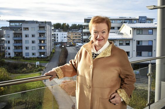 DRIVKRAFT: Her står Sylvi Graham foran det Kolbotn sentrum hun var med på å skape. Etter intervjuet skal hun hente barnebarnet. – Jeg har mer tid til sånt nå. Det er luksus, sier hun.