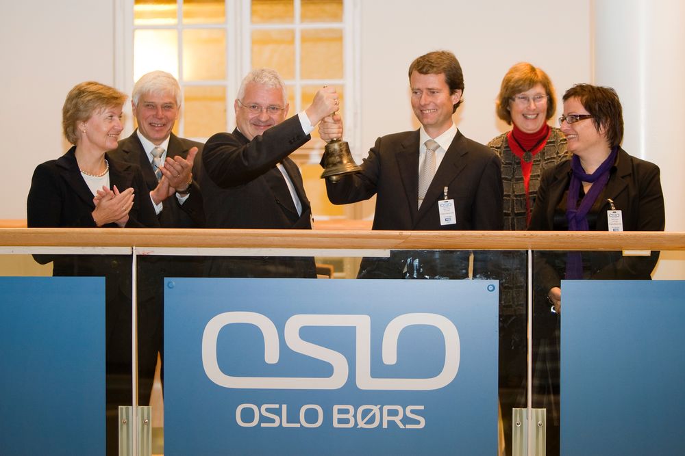 I 2008: Konsernsjef Per Axel Koch (til høyre med bjelle) og administrerende direktør i HTG, Rolf A. Erstad ringte børsbjella Polaris Media ble notert på Oslo Børs. Polaris Media ble dannet etter sammenslåingen av Adresseavisen ASA og Harstad Tidende Gruppen AS.