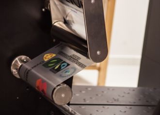 Stor fart: Hvert produkt går seks ganger gjennom den digitale trykkeprosessen, dermed er det helt avgjørende at dette går raskt og effektivt for seg.