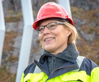En industridesigner må også ut i terrenget. Her er Eva Widenoja ved Kjerag der hennes nyeste mast er plassert.