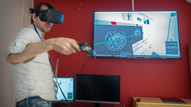Frank Lindseth i VR-miljøet som nå skal brukes til å trene studenter og etter hvert roboter.