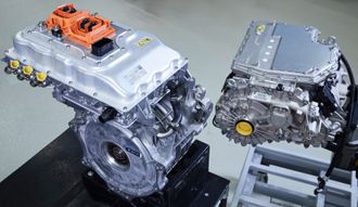 Den såkalte e-drive-enheten fra BMW i3 til venstre, og prototypen til neste generasjon til høyre.