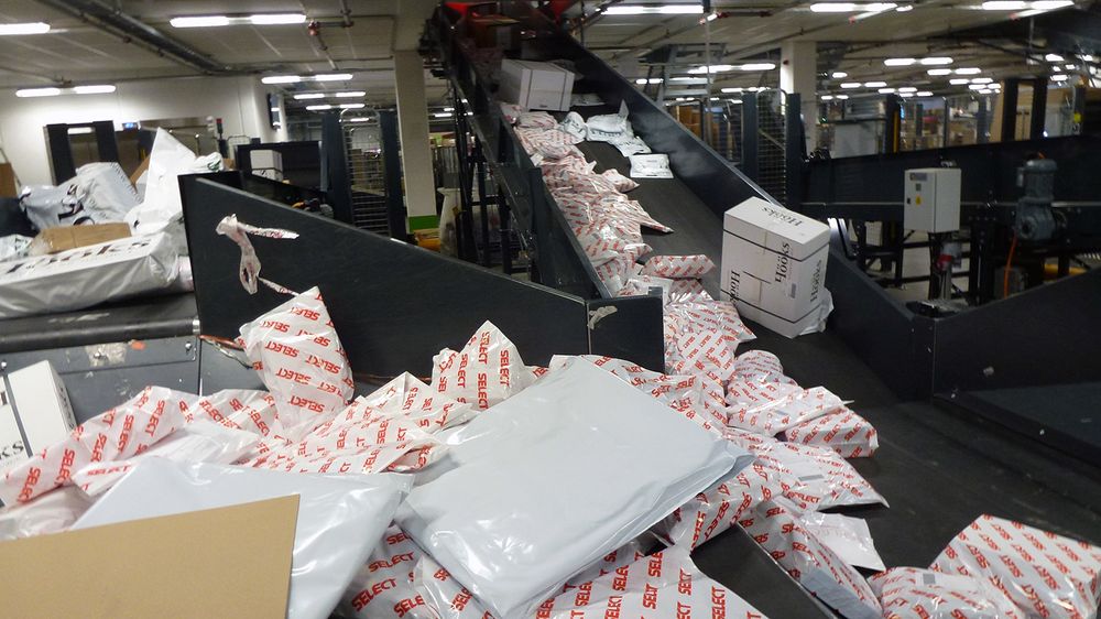 Her er ferske pakker fra Select og Hööks på vei inn i Bring-systemet. Kapasiteten er 40-60 000 pakker i døgnet. Etter en runde i sorteringsanlegget er pakkene på vei til sine respektive mottakere.