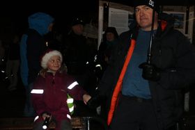 MANGE MØTTE: Det krydde av folk på torget under julegateopninga. Blant dei var Hanne Moe Låksrud, som venta spent på at nissen skulle kome.