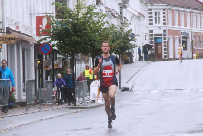 KREVENDE LØP: Totalt deltok 21 løpere i herreklassen i Risør, og nærmest hele løpet lå Stenberg samlet med to andre - før han rykka avgårde.