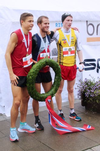 PÅ PALLEN: Stenberg sammen med nummer 2 og 3.