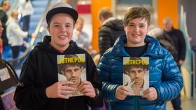 SIKRA BOK OG SELFIE: Jonas og Johannes Meisterplass Fimreite frå Kaupanger hadde møtt opp for å møta helten frå TV-skjermen.