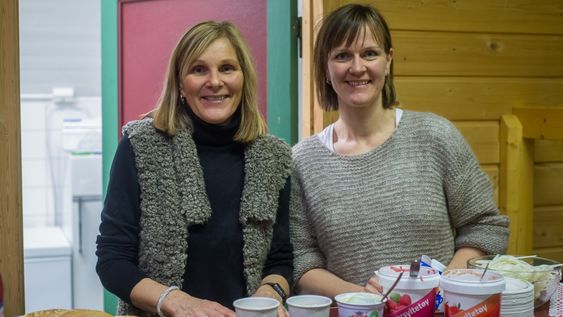 GLAD DUO: Sissel Seim og Ingunn Skjelbreidalen i Seimsdal ungdomslag inviterte i år til julemarknad for andre gong.