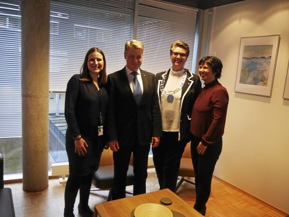 FLOTTE LOKALER: Det nye støttesenteret har blitt sentralt plassert midt i politihuset i Ski. Fra venstre ser du Blazhka Popova, som skal drive senteret sammen med Cecilie Matre (helt til høyre), ved siden av justis- og beredskapsminister Per-Willy Amundsen (nummer to fra venstre) og Ski-ordfører Hanne Opdan (A).