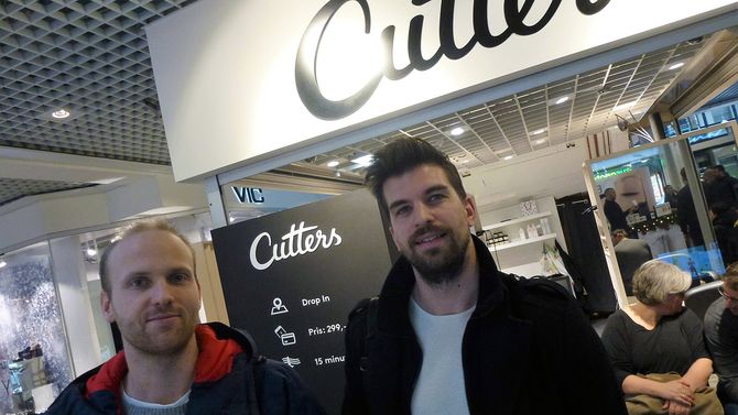 4.desember 2015 fikk siviløkonomene Andreas Kamøy (t.v.) og Kristian Hauge Solheim stablet det disruptive og digitale frisørkonseptet Cutters på beina. De har høstet mye kritikk fra den tradisjonelle frisørbransjen. Det har likevel ikke stoppet dem fra å få opp 29 salonger.