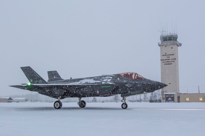Jonthan «Spades» Gilbert i bakketest med AF-2 på Eielson AFB 8. november. Bremseskjerm-«poden» er synlig mellom halefinnene.