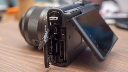 En mini-USB (av alle ting...) og en micro-HDMI-port, men ikke støtte for usb-lading eller porter for å koble til ekstern mikrofon eller hodetelefoner.