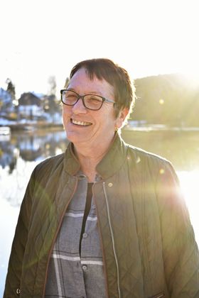 HUMØR: Bibbi snakker om viktigheten av å kunne le, og se det komiske i selv de tristeste situasjoner. Hun mener det er en overlevelsesstrategi som funker godt.