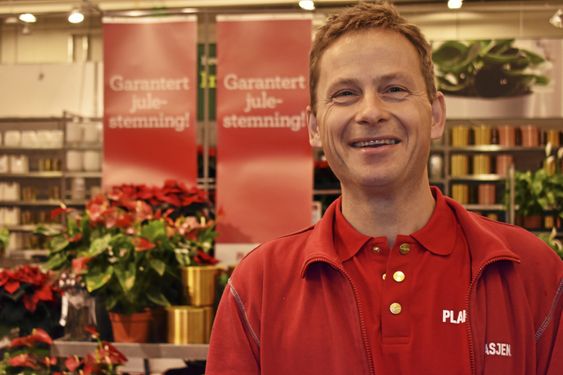TREVELIG KAR: Ansvarlig gartner Christoffer Ladstein (46) synes juletresalget er en fin avslutning på gartnersesongen.