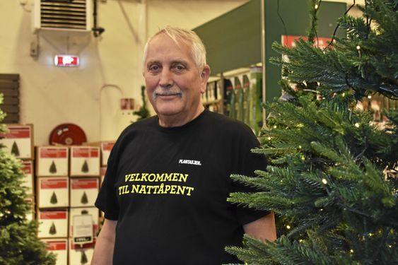 TRADISJONEN UTRO: Sten Hansen (66) er logistikkansvarlig og selger plasttrær på Plantasjen Sofiemyr. Selv liker han ekte trær best, men i år kan det hende at de må kjøpe et plasttre på grunn av allergi i familien.
