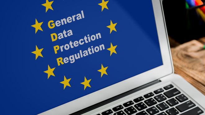 «General data protection regulation» med EU-stjernene rundt på en laptopskjerm